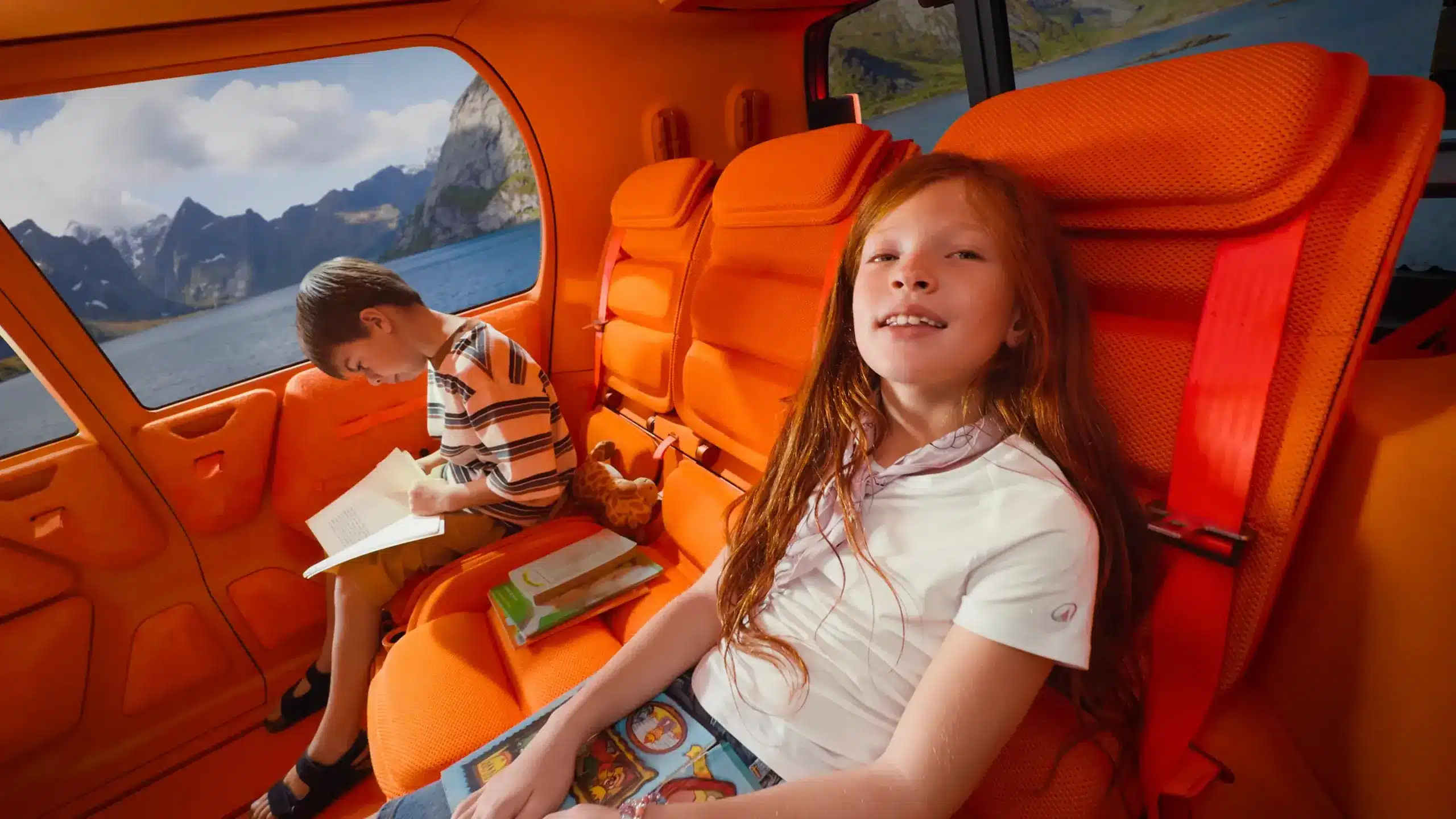Kinder im leuchtend orangen Innenraum des Citroën ELO Concept mit Ausblick auf Berge und See.