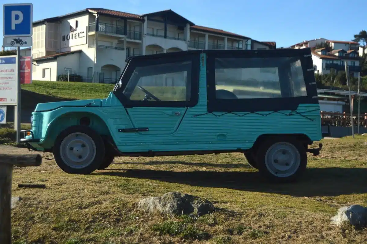 Restaurierter Citroën Méhari von 1978 in Grün, seitlich fotografiert, mit schwarzem Stoffverdeck.