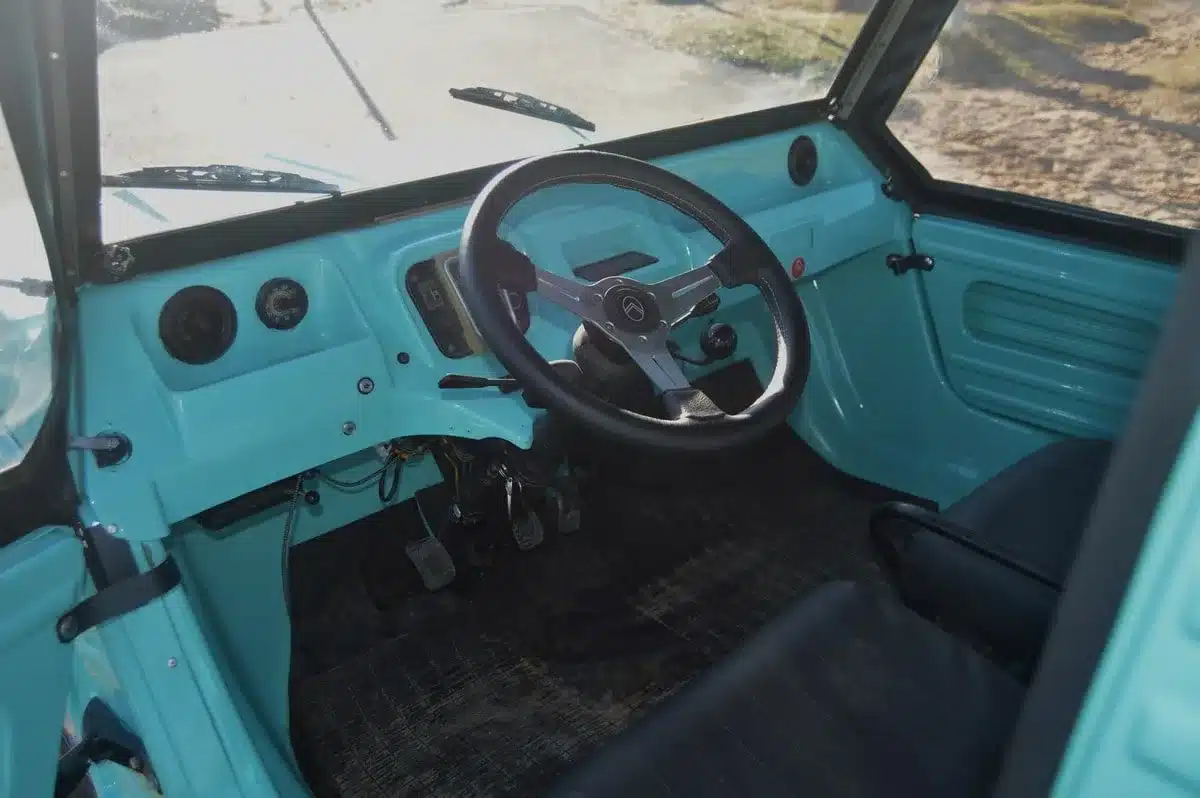 Blick auf das Innere eines Citroën Méhari von 1978 mit reduziertem Armaturenbrett und Lenkrad