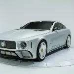 Silberner Delor.i.am auf Basis des AMG GT 63 S mit kantigem Design und Bärenlogo auf der Front.