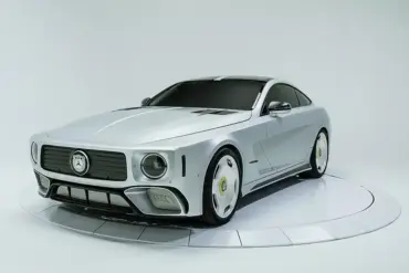 Silberner Delor.i.am auf Basis des AMG GT 63 S mit kantigem Design und Bärenlogo auf der Front.