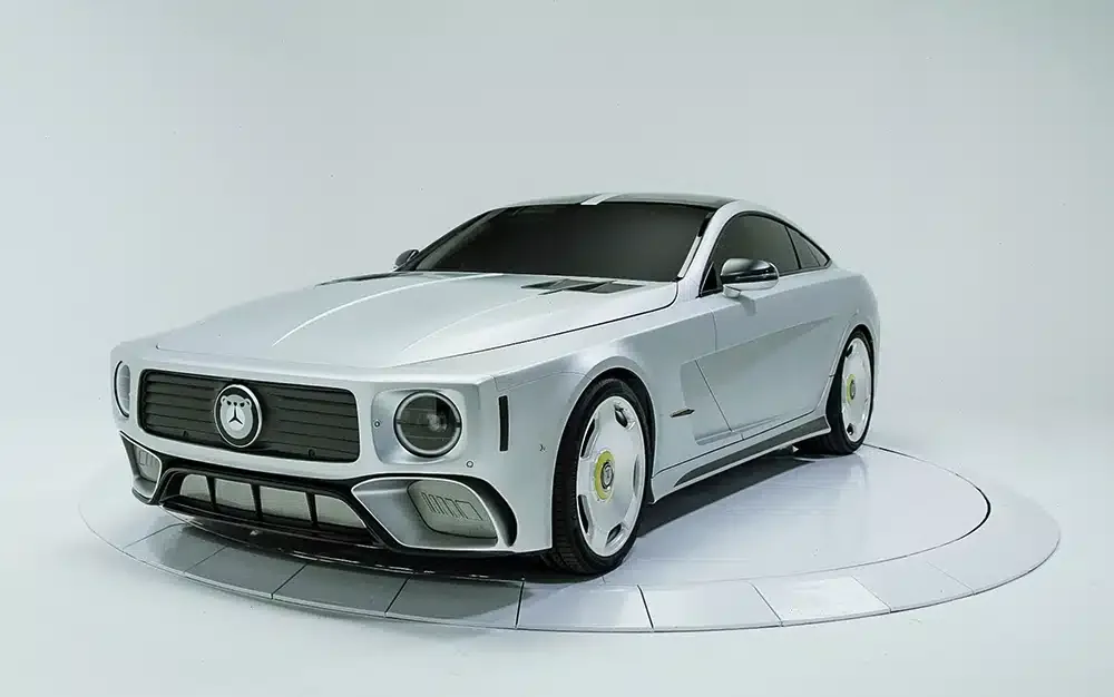 Silberner Delor.i.am auf Basis des AMG GT 63 S mit kantigem Design und Bärenlogo auf der Front.