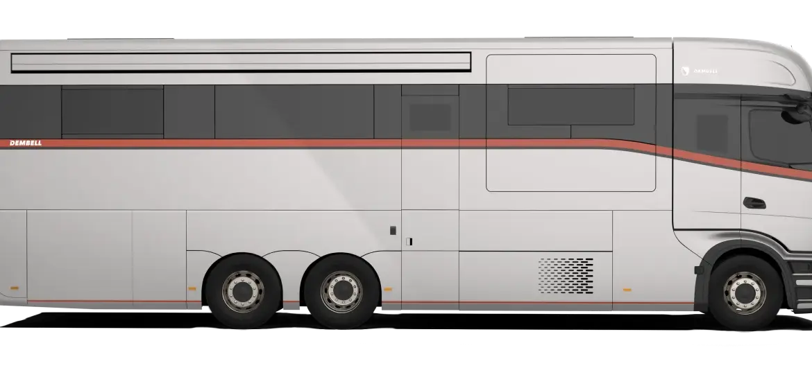 Seitenansicht des Dembell Serenity Luxus-Reisemobils auf Basis des Mercedes-Benz Actros Gigaspace, weiß mit roten Akzenten.