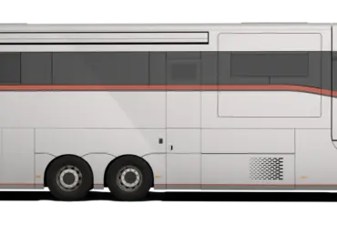 Seitenansicht des Dembell Serenity Luxus-Reisemobils auf Basis des Mercedes-Benz Actros Gigaspace, weiß mit roten Akzenten.