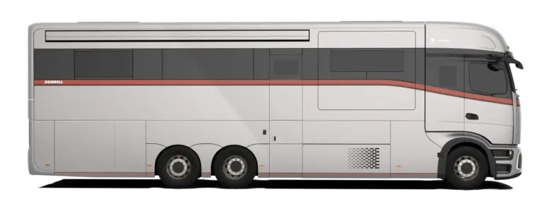 Seitenansicht des Dembell Serenity Luxus-Reisemobils auf Basis des Mercedes-Benz Actros Gigaspace, weiß mit roten Akzenten.