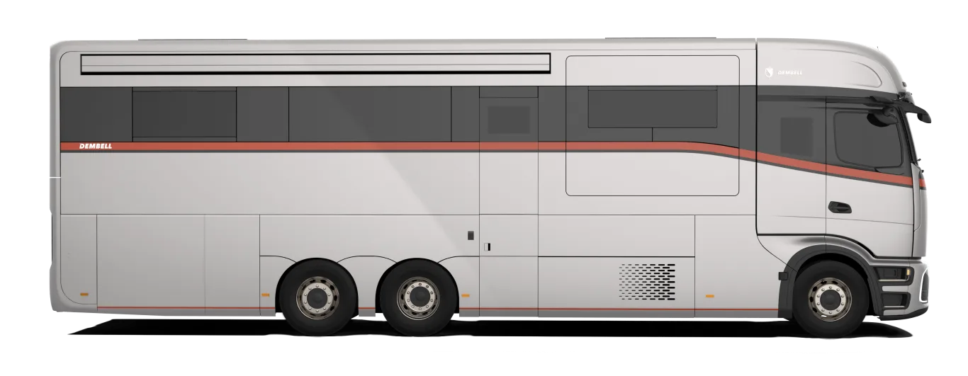 Seitenansicht des Dembell Serenity Luxus-Reisemobils auf Mercedes-Benz Actros Gigaspace Basis, weiß mit roten Akzenten.