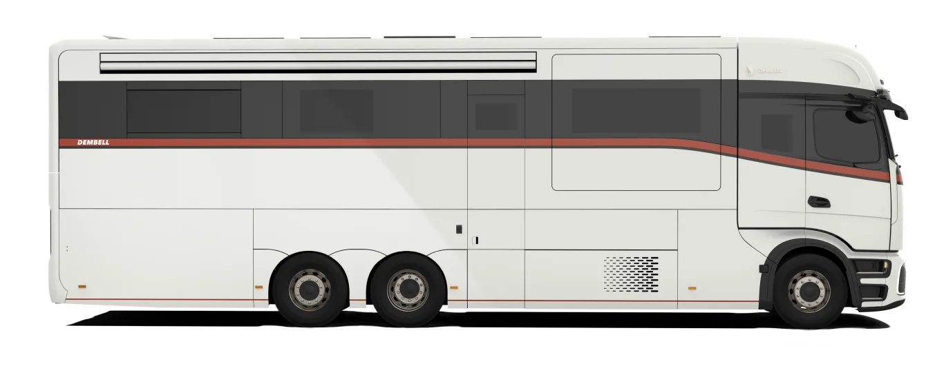 Seitenansicht des Dembell Smart-Garage Luxusreisemobils auf Mercedes-Benz Actros-Basis, weiß mit roten Akzenten.