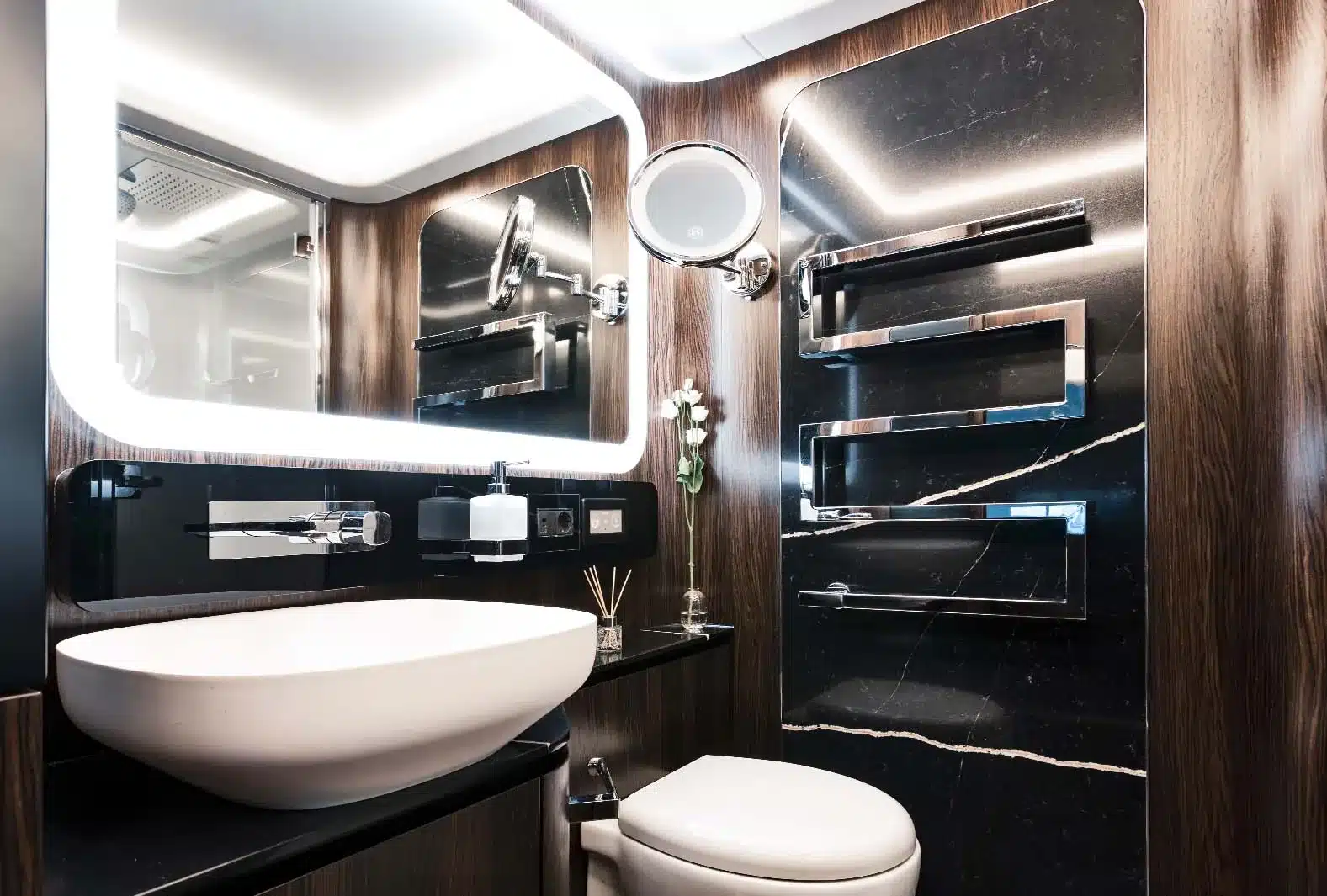 Hochwertig ausgestattetes Bad mit großem Spiegel, Designer-Waschbecken und Marmor im Dembell Smart Garage Wohnmobil
