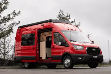 Roter Bronte Campervan auf Ford Transit Basis mit geöffneter Schiebetür und markantem Außenausbau