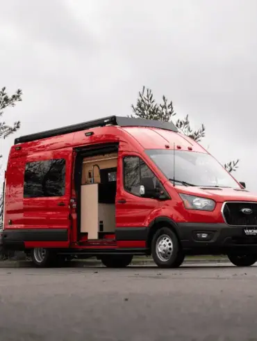 Roter Bronte Campervan auf Ford Transit Basis mit geöffneter Schiebetür und markantem Außenausbau
