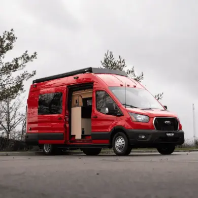 Roter Bronte Campervan auf Ford Transit Basis mit geöffneter Schiebetür und markantem Außenausbau