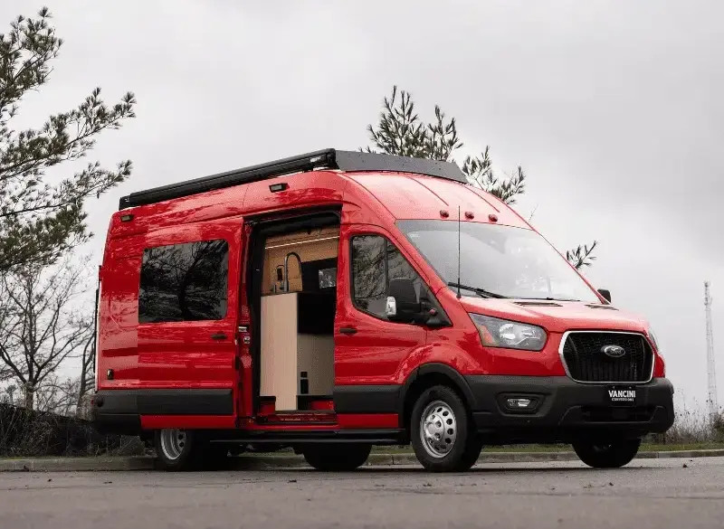 Roter Bronte Campervan auf Ford Transit Basis mit geöffneter Schiebetür und markantem Außenausbau