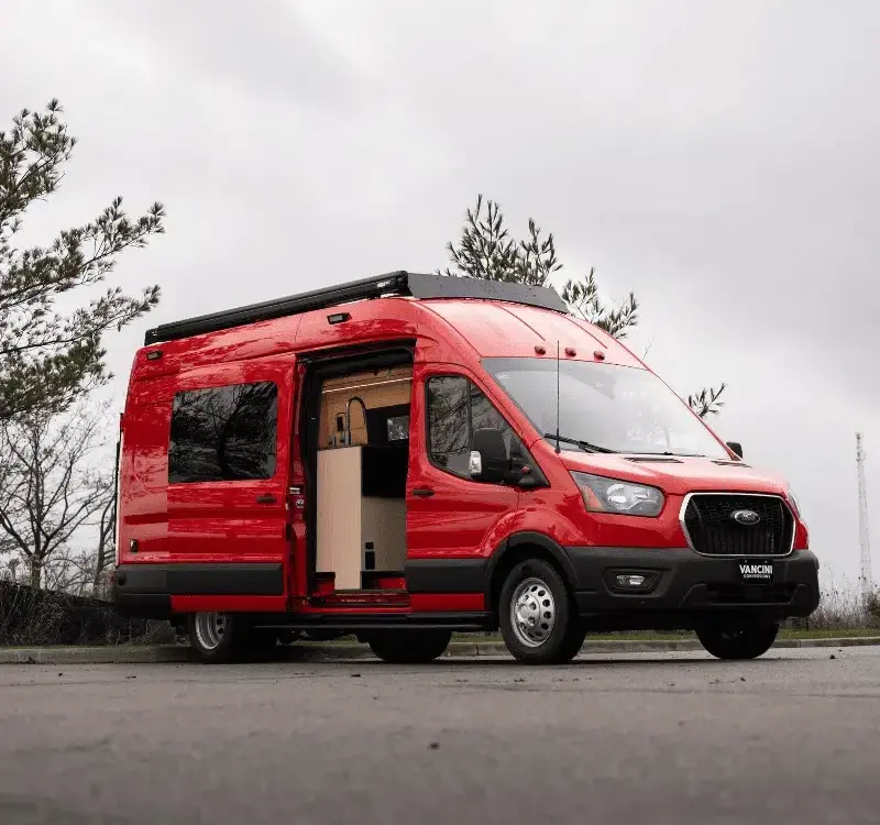 Roter Bronte Campervan auf Ford Transit Basis mit geöffneter Schiebetür und markantem Außenausbau