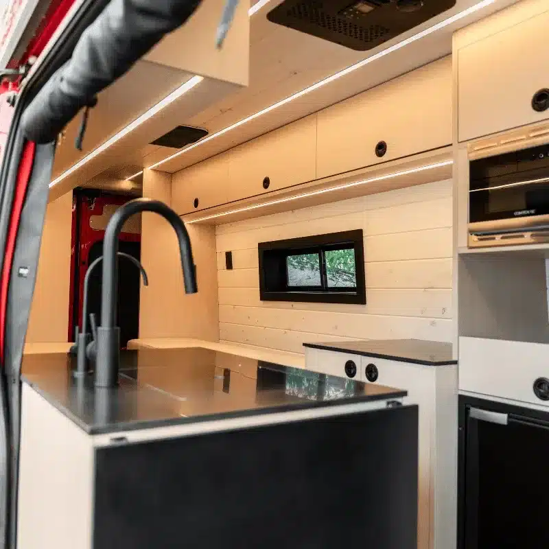 Küchenbereich und Innenausstattung des Bronte Campervans auf Ford Transit Basis