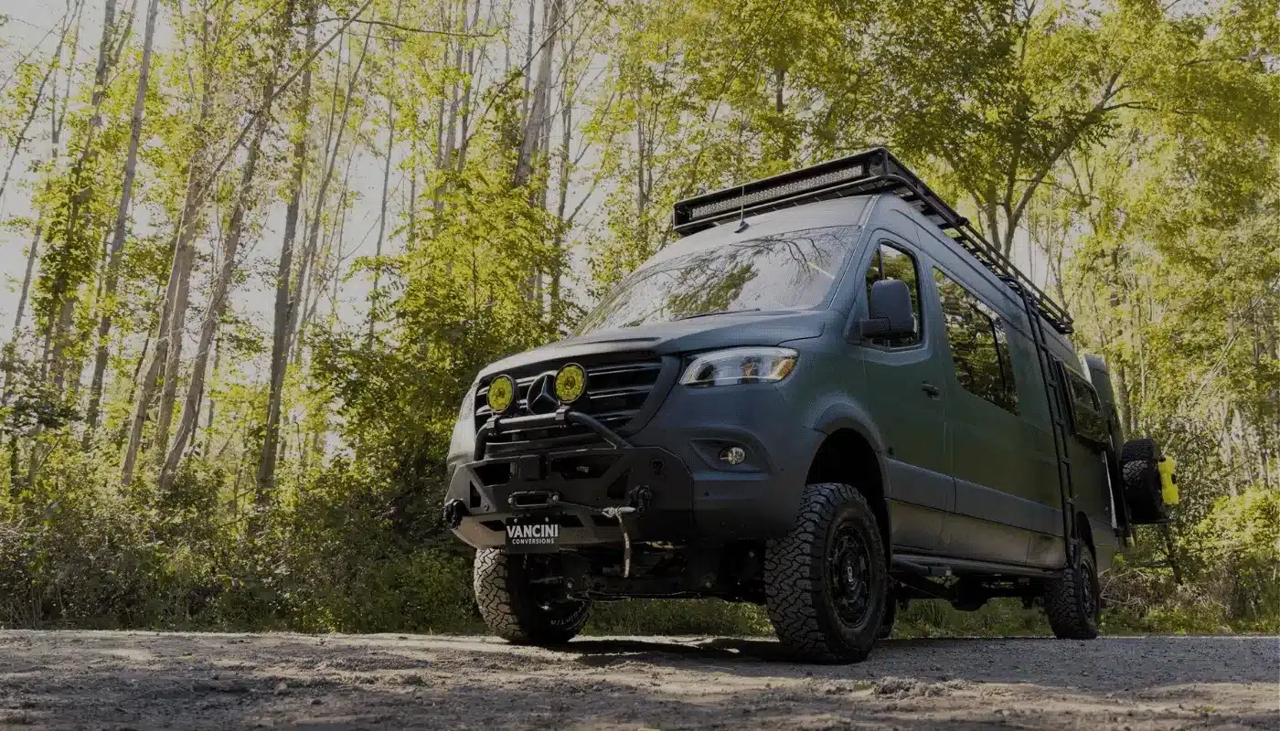 Vancini Conversions Spezialfahrzeug, basierend auf Mercedes Sprinter, mit robustem Offroad-Umbau im Wald.