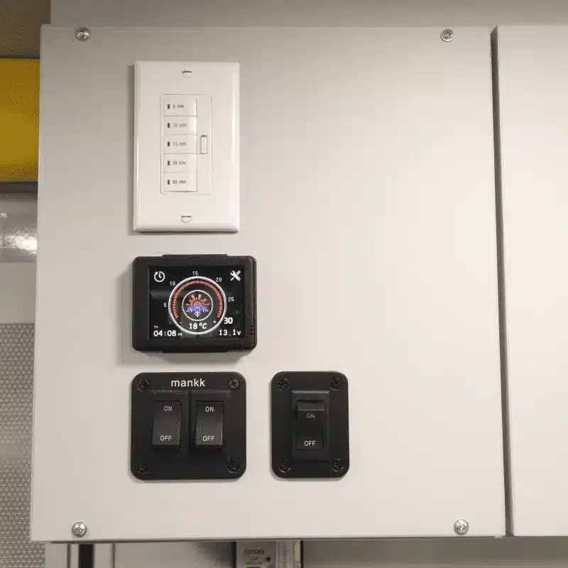 Detailaufnahme des Bedienfelds mit Schaltern und Display einer mobilen Tierarztpraxis im Mercedes Sprinter