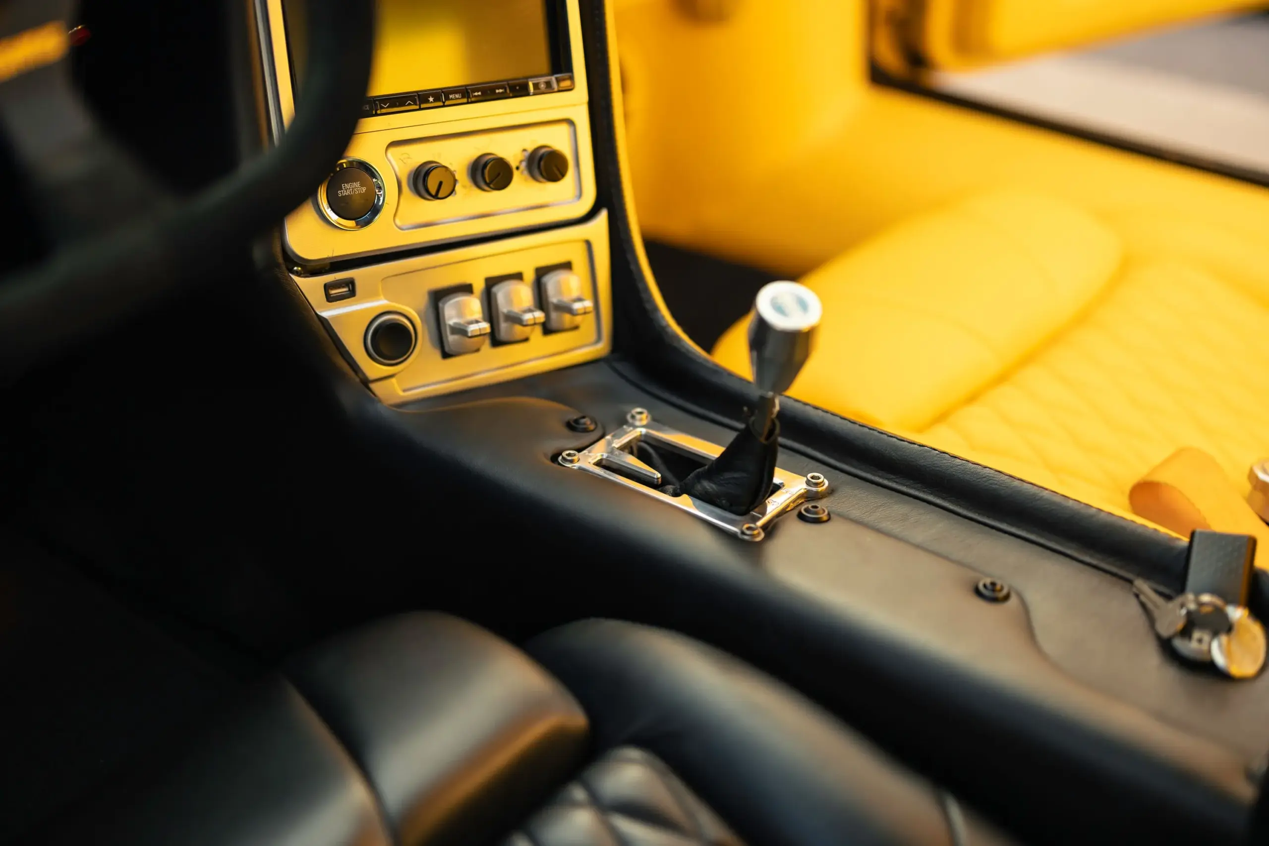 Mittelkonsole mit Schalthebel und Bedienelementen im restaurierten Interieur des DeTomaso Pantera ADRNLN.