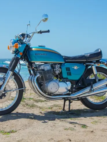 Honda CB750 Prototyp von 1968 mit blauem Tank, stehend am Strand vor dem Meer