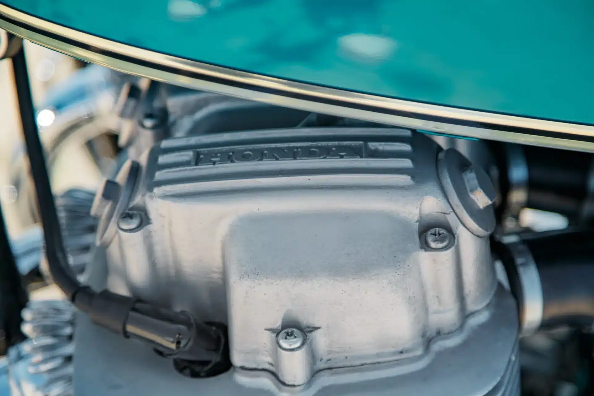 Detailansicht des Motors eines Honda CB750 Prototyps mit gut sichtbarem HONDA-Schriftzug.