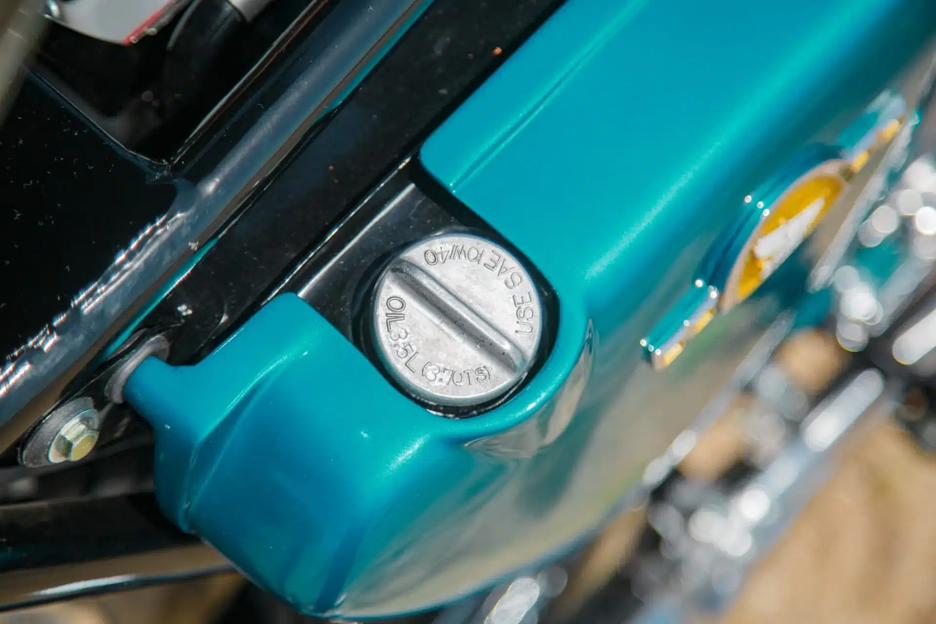 Nahaufnahme des Öldeckels und Rahmens einer Honda CB750 von 1968