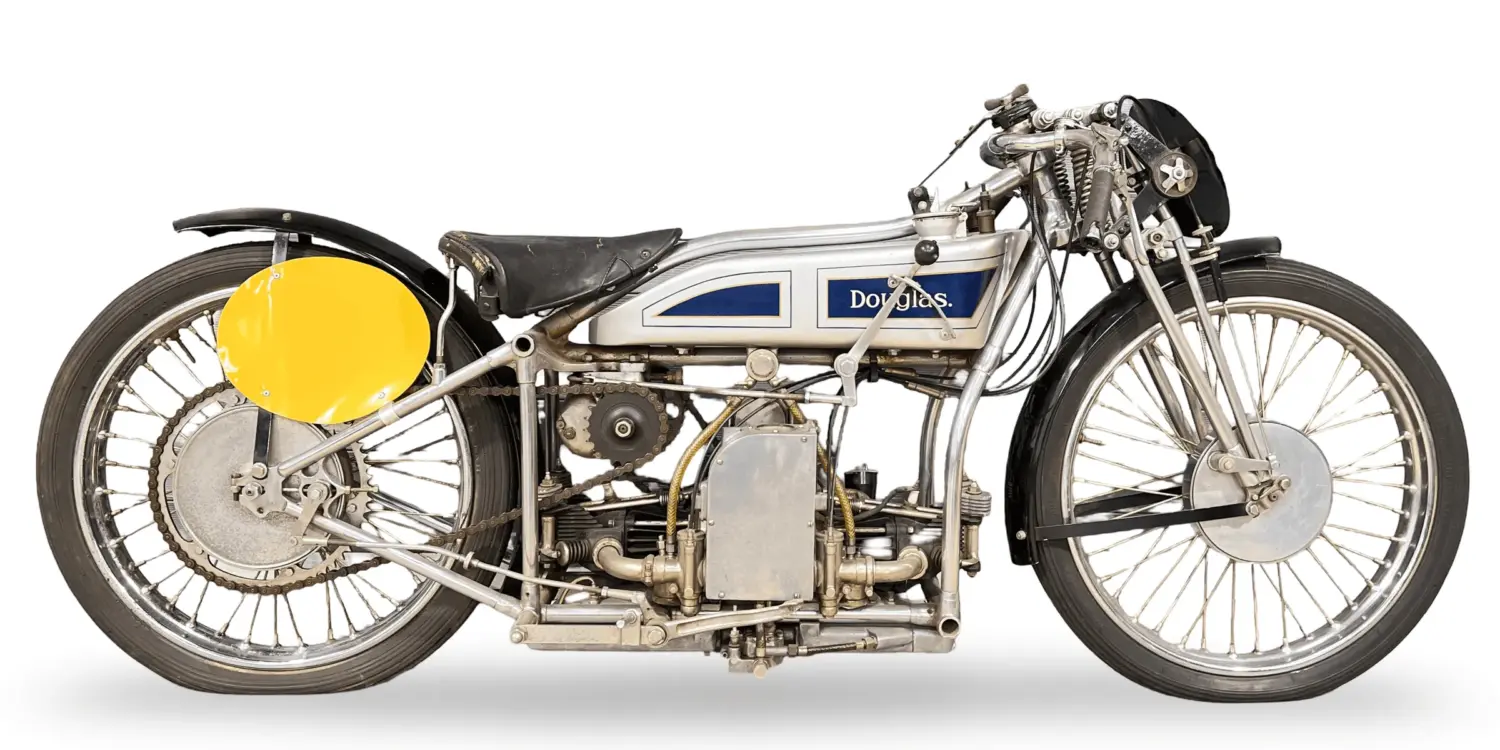 Seitenansicht einer Douglas 750 cm³ Brooklands Special von 1928, ein klassisches Rennmotorrad mit flachem Boxermotor.