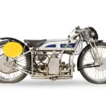 Seitenansicht einer Douglas 750 cm³ Brooklands Special von 1928, ein klassisches Rennmotorrad mit flachem Boxermotor.
