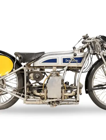 Seitenansicht einer Douglas 750 cm³ Brooklands Special von 1928, ein klassisches Rennmotorrad mit flachem Boxermotor.