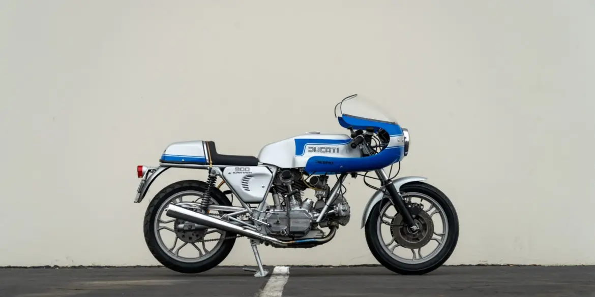 Ducati 900 Super Sport Baujahr 1975, Seitenansicht vor neutralem Hintergrund