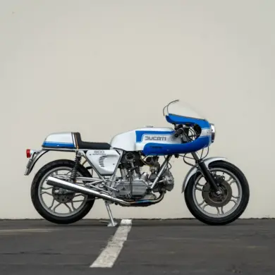 Ducati 900 Super Sport Baujahr 1975, Seitenansicht vor neutralem Hintergrund