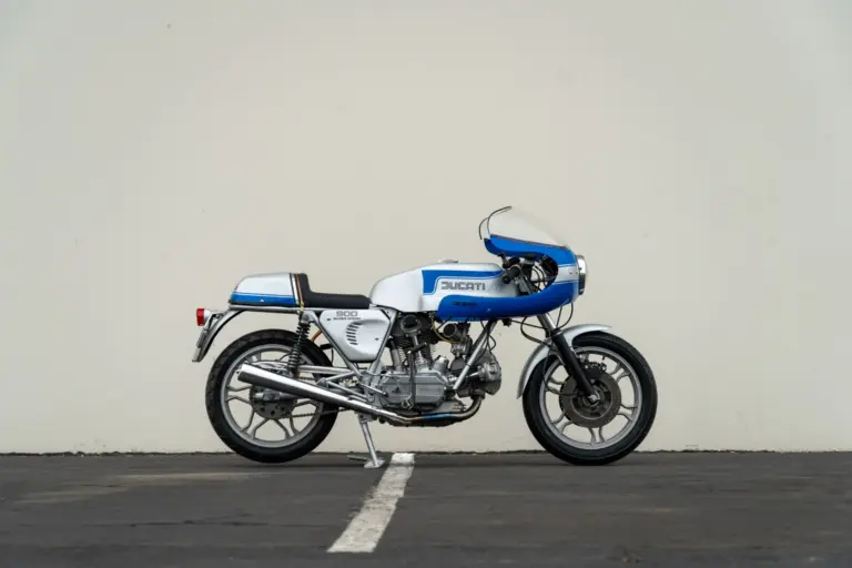 Ducati 900 Super Sport Baujahr 1975, Seitenansicht vor neutralem Hintergrund