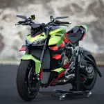 Ducati Streetfighter V4 Lamborghini in Citrea Green mit Dac Orange und schwarzen Akzenten auf einer Ausstellungsfläche.