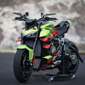 Ducati Streetfighter V4 Lamborghini in Citrea Green mit Dac Orange und schwarzen Akzenten auf einer Ausstellungsfläche.