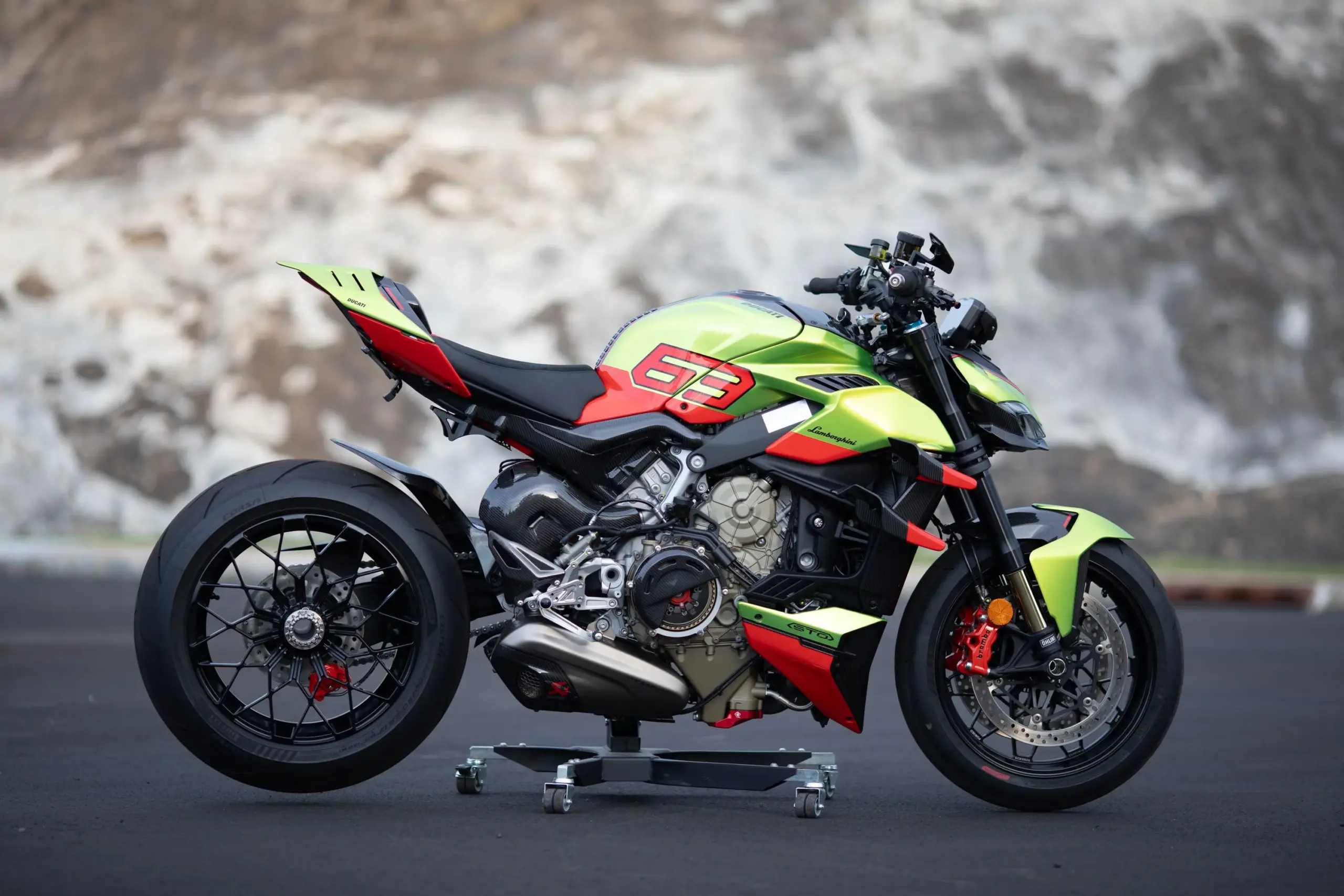 Ducati Streetfighter V4 Lamborghini in grün-oranger Lackierung mit Nummer 63 im Profil