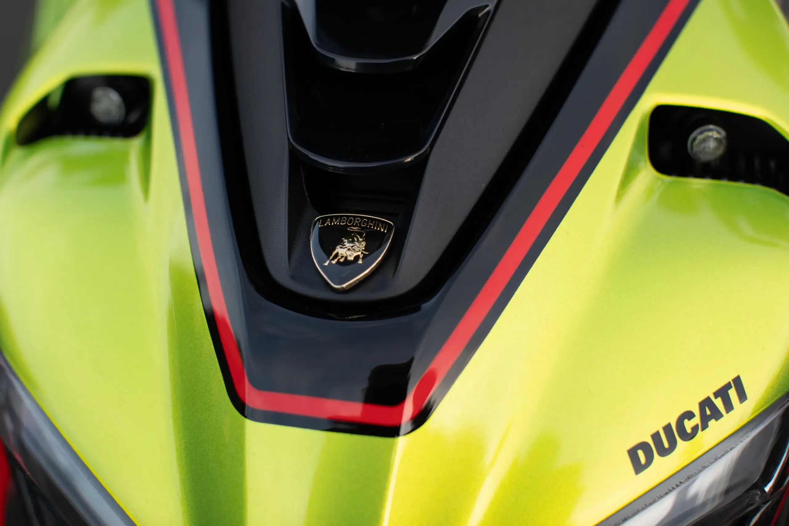 Frontdetail der Ducati Streetfighter V4 Lamborghini mit Lamborghini-Logo und Ducati-Schriftzug