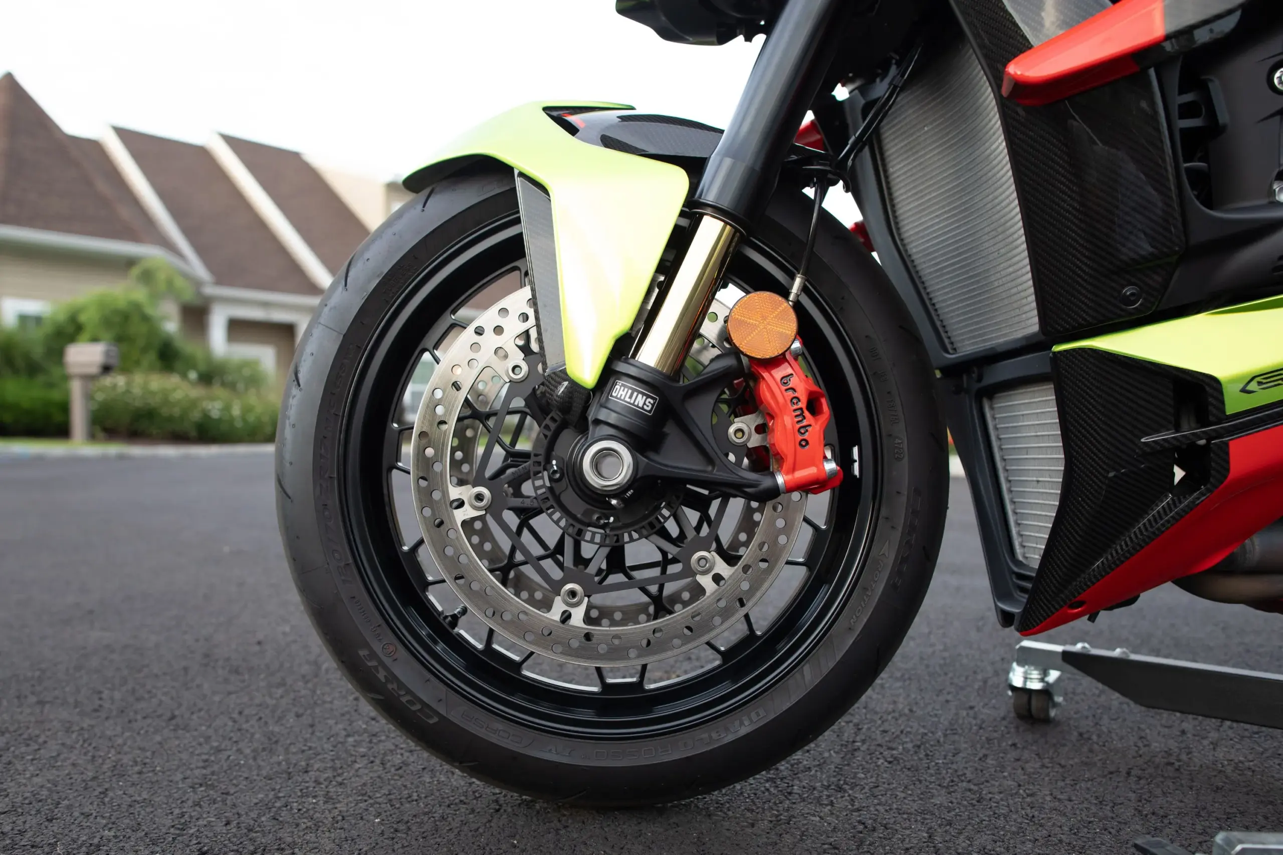 Vorderrad mit Öhlins-Gabel und Brembo-Bremse an einer Ducati Streetfighter V4 Lamborghini in Citrea Green und Dac Orange