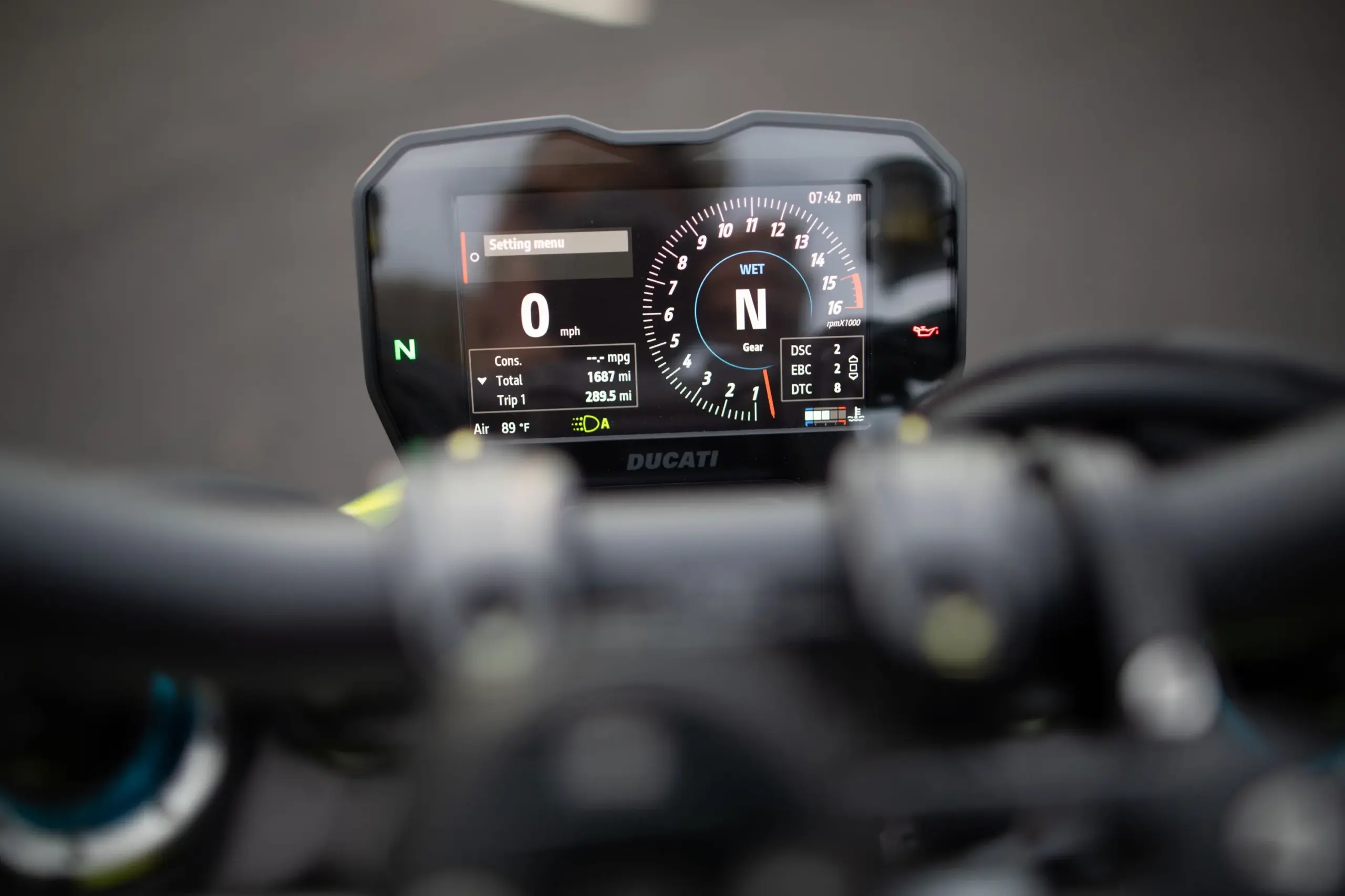 TFT-Display der Ducati Streetfighter V4 Lamborghini zeigt Fahrdaten und Menüoptionen.