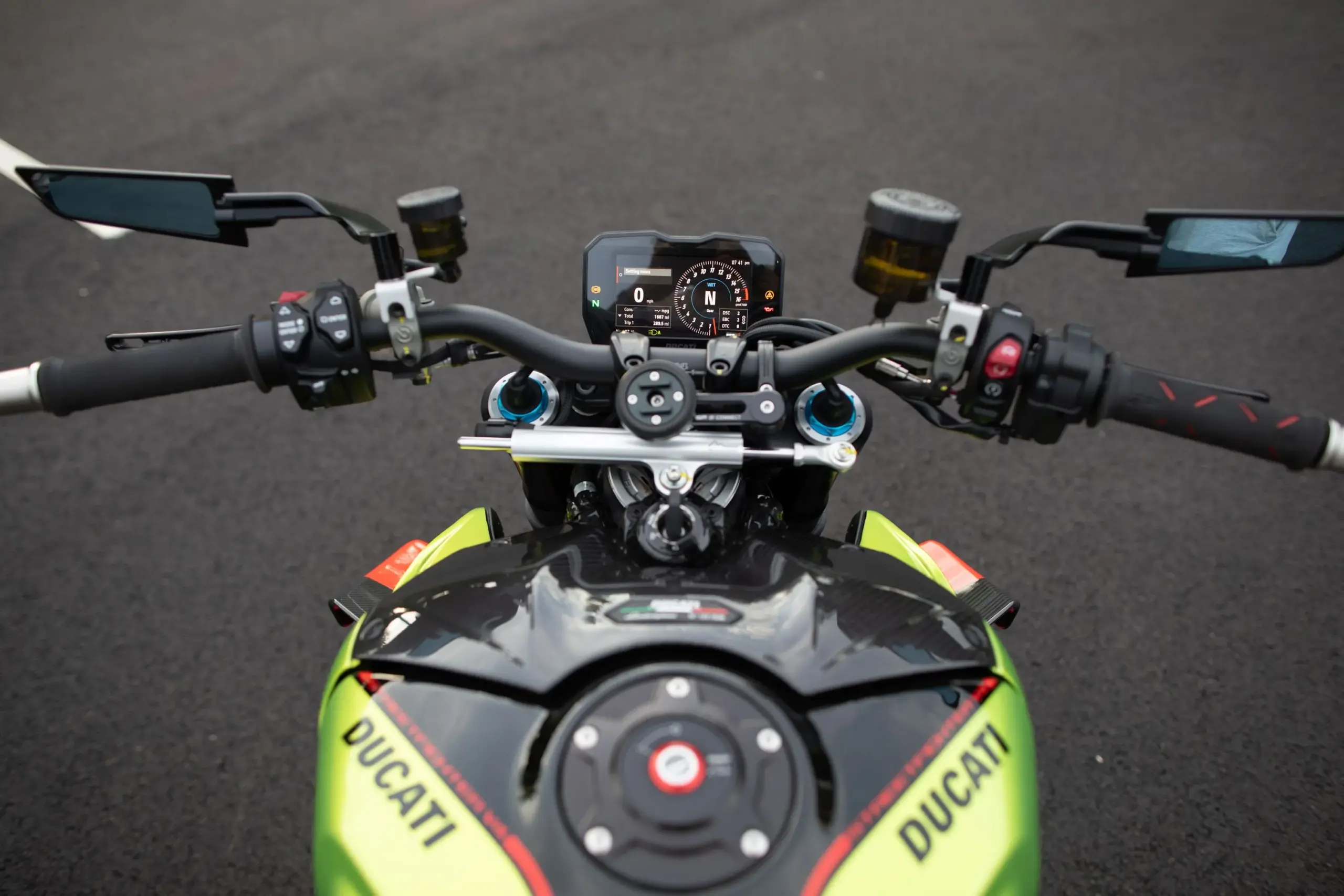 Cockpit und Tank der Ducati Streetfighter V4 Lamborghini aus der Fahrerperspektive mit digitalem Display und Bedienelementen