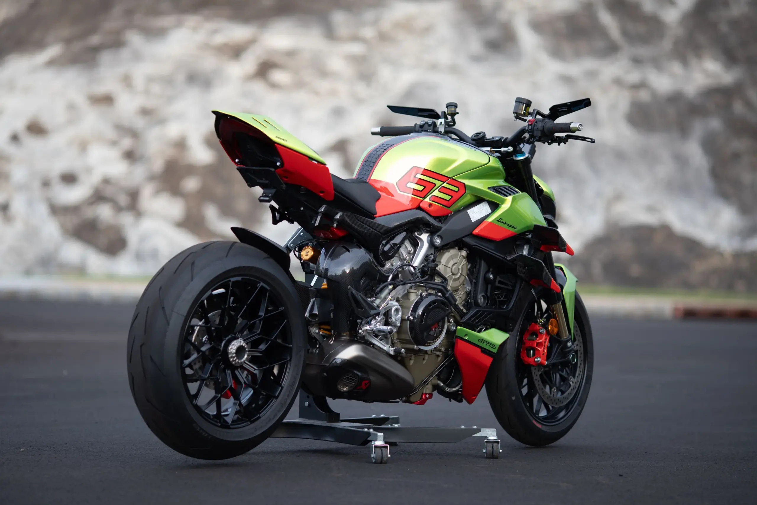 Ducati Streetfighter V4 Lamborghini von hinten, mit grün-orange-schwarzem Farbschema und '63' auf dem Tank.