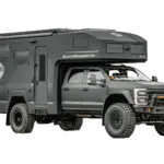 EarthRoamer LTX Explore Expeditionsmobil auf Ford F-550 Basis mit robustem Aufbau und großen Geländereifen