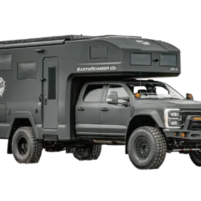 EarthRoamer LTX Explore Expeditionsmobil auf Ford F-550 Basis mit robustem Aufbau und großen Geländereifen