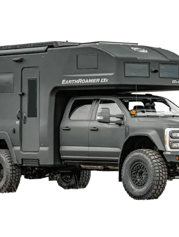 EarthRoamer LTX Explore Expeditionsmobil auf Ford F-550 Basis mit robustem Aufbau und großen Geländereifen
