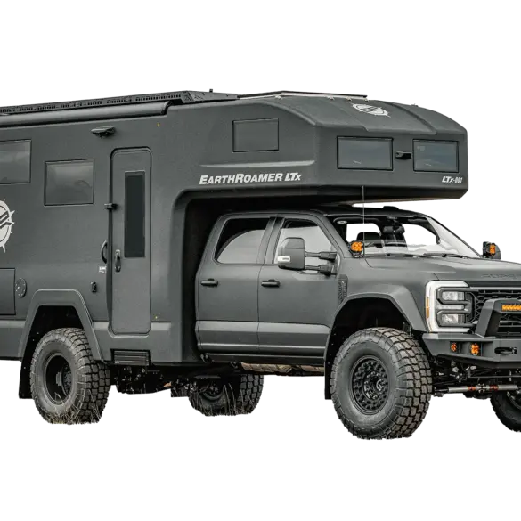 EarthRoamer LTX Explore Expeditionsmobil auf Ford F-550 Basis mit robustem Aufbau und großen Geländereifen