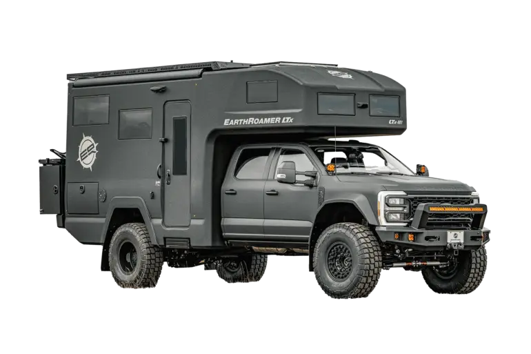 EarthRoamer LTX Explore Expeditionsmobil auf Ford F-550 Basis mit robustem Aufbau und großen Geländereifen