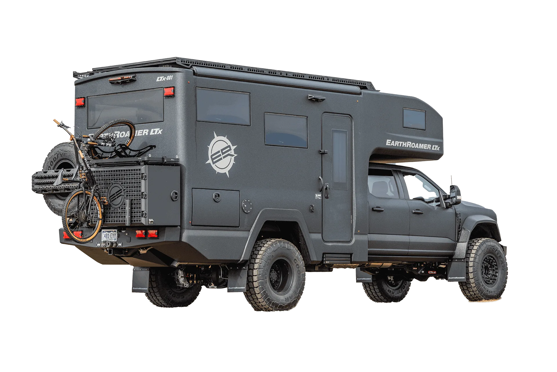EarthRoamer LTX Explore Expeditionsfahrzeug mit Carbon-Kabine, grobstolligen Reifen und Fahrradträger, von schräg hinten fotografiert.
