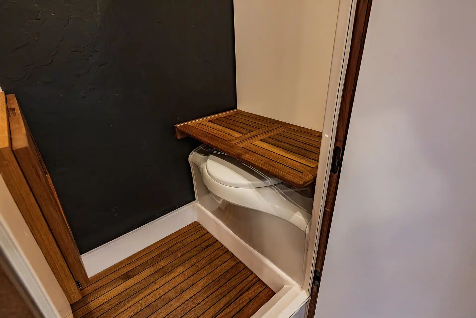 EarthRoamer LTX Explore: Nasszelle mit Kassettentoilette und Duschbereich, moderne Holzoptik.