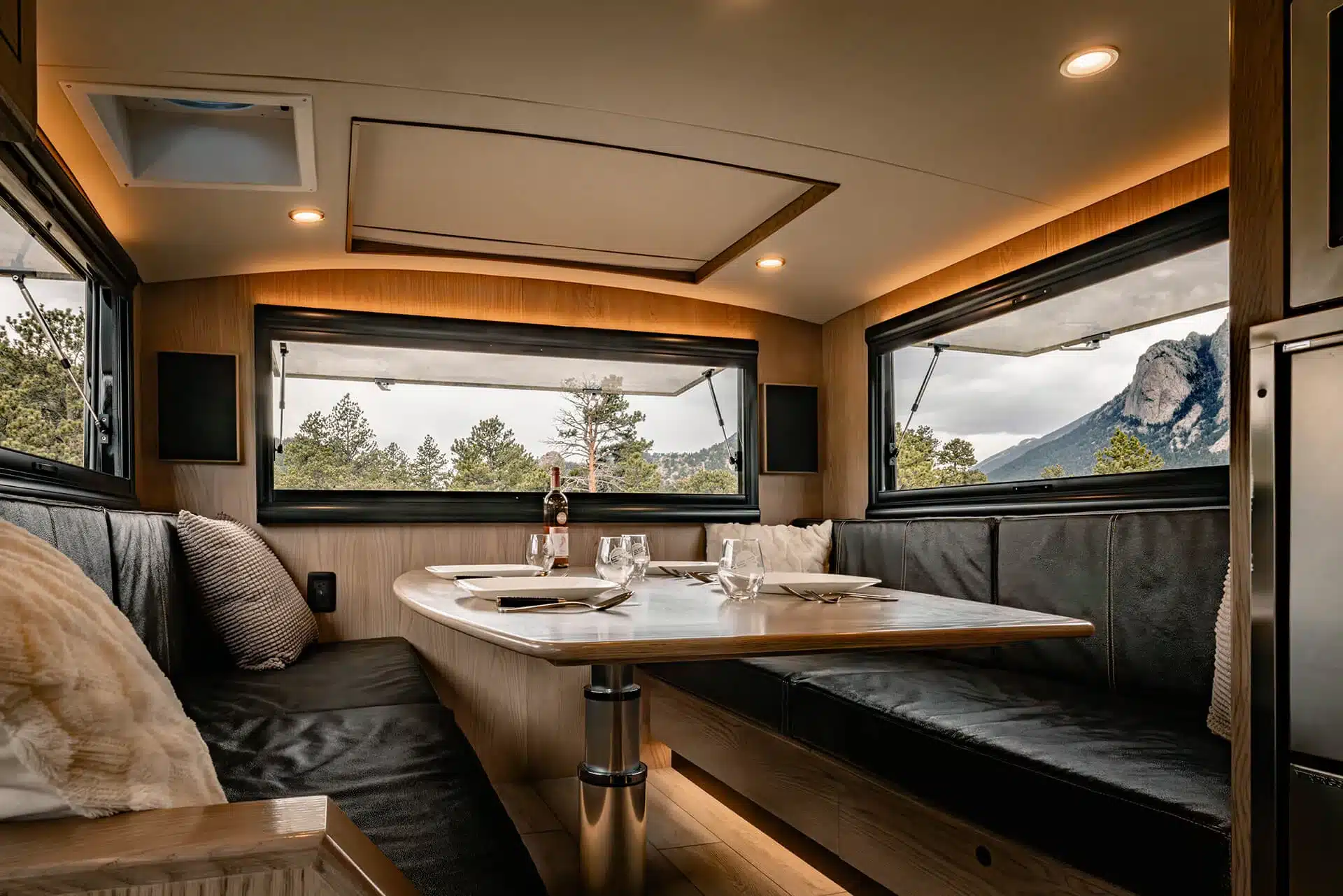 Dinette und Wohnbereich im EarthRoamer SX Explore Expeditionsmobil mit Ausblick auf die Berge