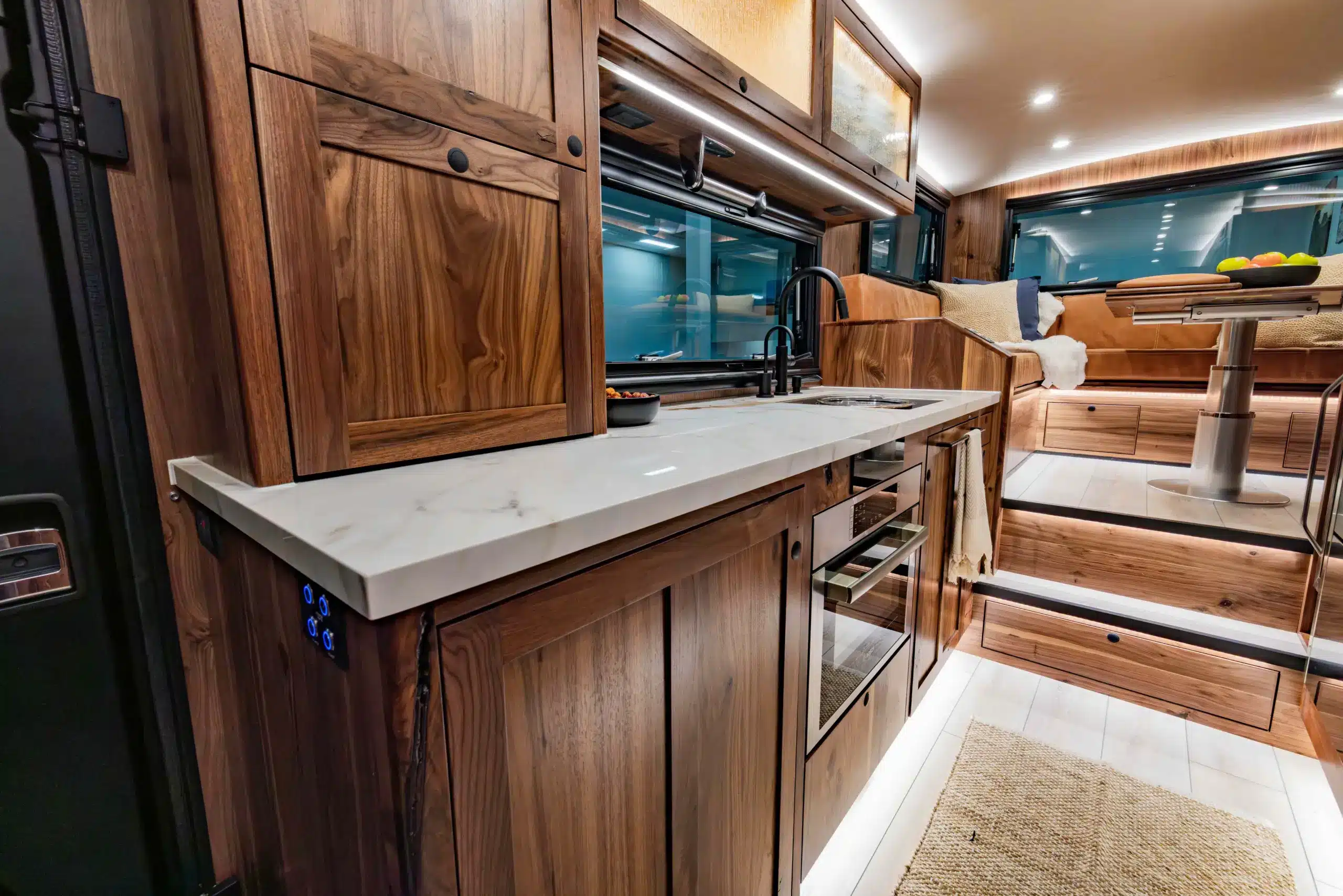 Innenansicht der Küche und Sitzecke im EarthRoamer SX Explore mit viel Holz und modernen Annehmlichkeiten