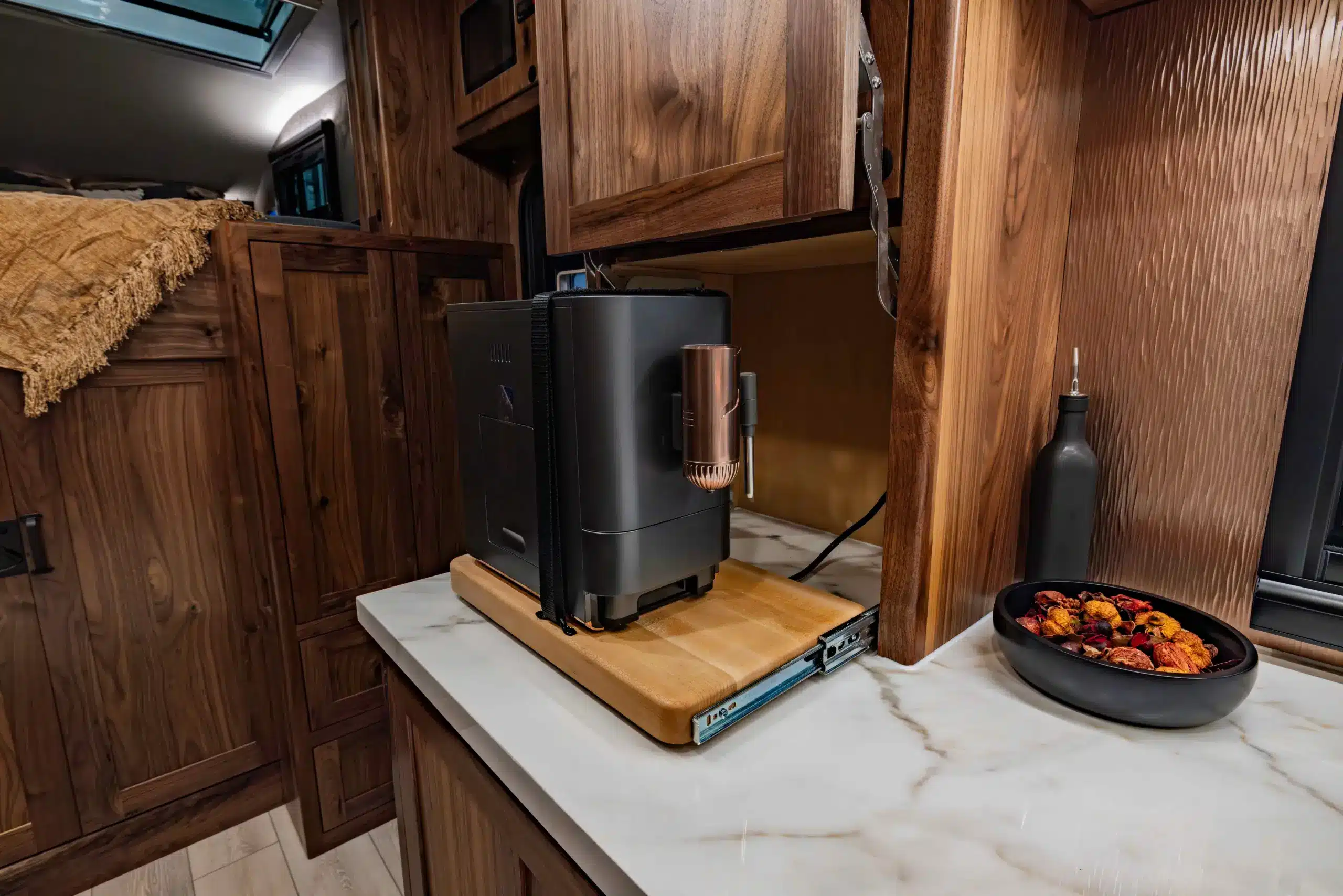 Küchenzeile im EarthRoamer SX Explore mit Kaffeemaschine auf ausziehbarem Brett