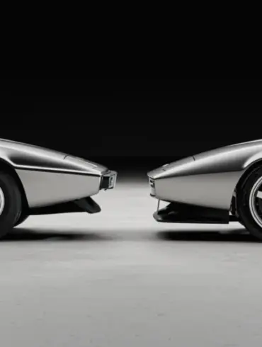 Seitenansicht von zwei Sportwagen: links ein klassischer Lotus Esprit S1, rechts die moderne Interpretation als Encor Series 1, beide in Silber vor schwarzem Hintergrund.