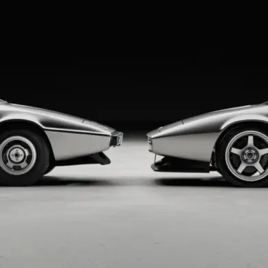 Seitenansicht von zwei Sportwagen: links ein klassischer Lotus Esprit S1, rechts die moderne Interpretation als Encor Series 1, beide in Silber vor schwarzem Hintergrund.